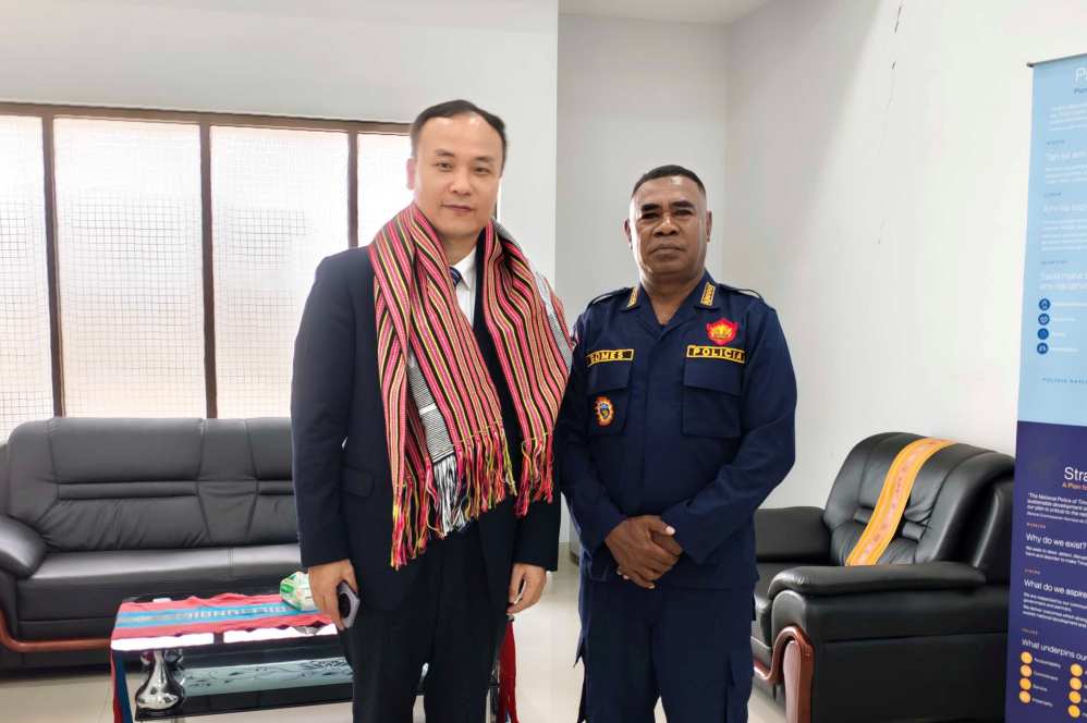 Minister-Counselor of the Chinese Embassy in Timor-Leste Meets with Commander of Dili District Police Station