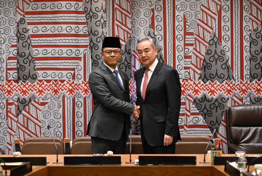 Chinese Foreign Minister Wang Yi Meets with Indonesian Foreign Minister Sugiono
