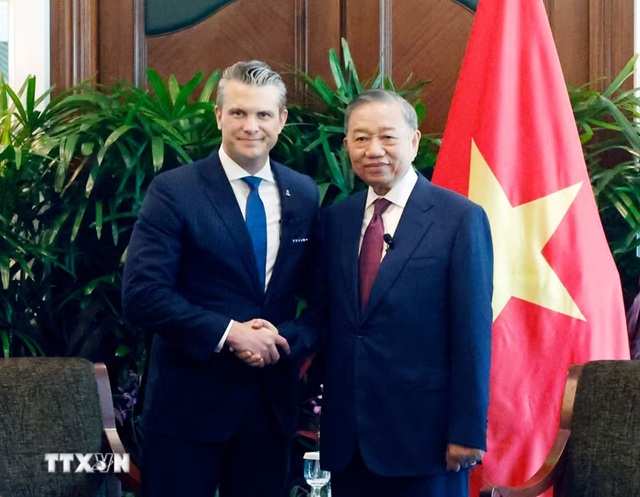 Top Vietnamese leader To Lam meets U.S. Secretary of War Pete Hegseth in Singapore