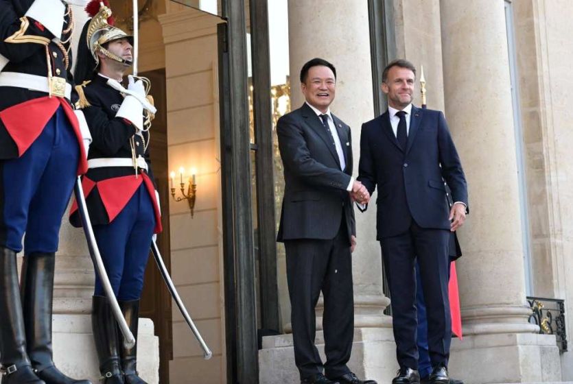 Thai Prime Minister meets with French President  