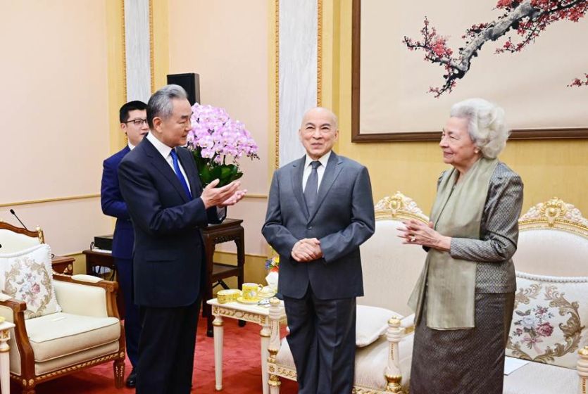 Chinese Foreign Minister Visits Cambodian King Sihamoni and Queen Mother Monineath  