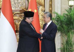 Chinese Foreign Minister Meets with Indonesian Coordinating Minister for Economic Affairs  