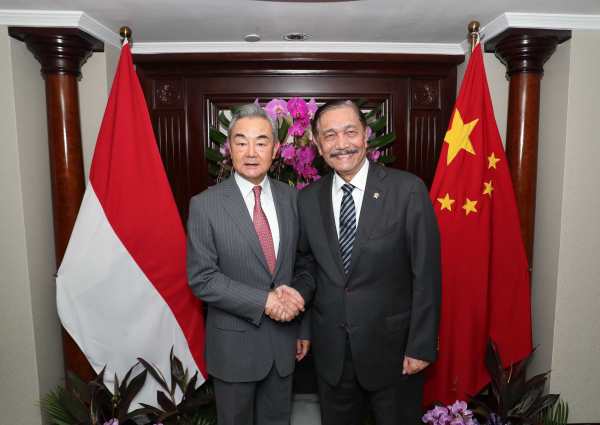 Chinese Foreign Minister Meets with Chair of the National Economic Council of Indonesia 