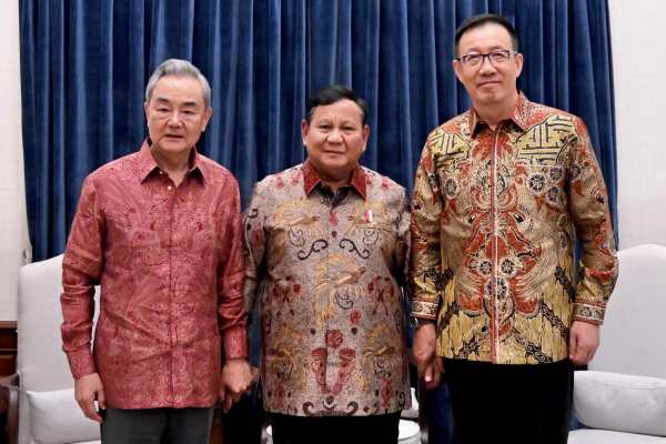 Indonesian President Meets with Chinese Foreign Minister and Defense Minister  
