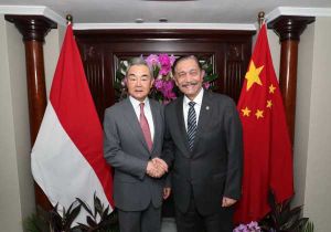 Chinese Foreign Minister Meets with Chair of the National Economic Council of Indonesia 