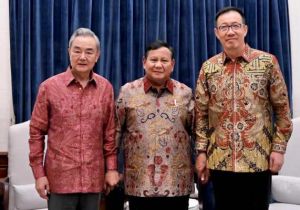 Indonesian President Meets with Chinese Foreign Minister and Defense Minister  