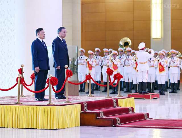 King of Thailand embarks on State visit to Vietnam