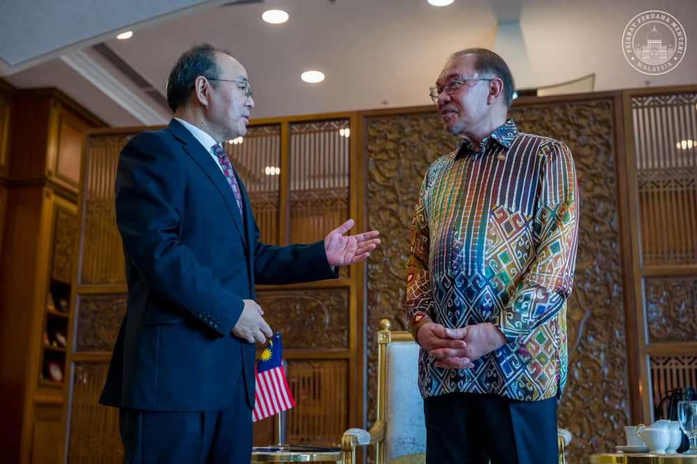 Chinese Ambassador to Malaysia Ouyang Yujing Makes Farewell Call on Malaysian Prime Minister Anwar Ibrahim
