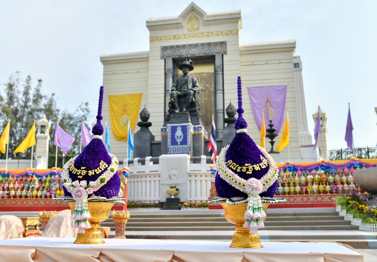 Thai PM presents flower offerings in front of King Rama I’s statue on ...