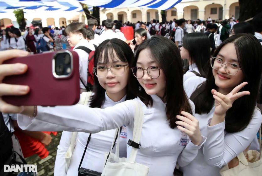 Thousands of students in Ho Chi Minh City excitedly enter the new school year