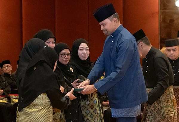 Brunei Sultan Bestows State Honorary Medals to officers and personnel of the Ministry of Defence of Brunei 