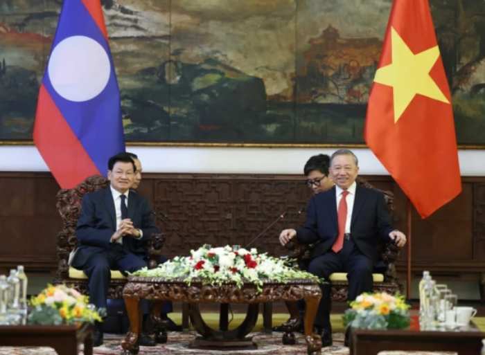 Vietnamese Party chief hosts top leader of Laos ahead of Vietnam's national reunification anniversary