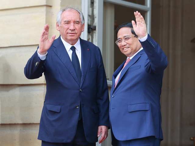 Vietnamese Prime Minister holds talks with French counterpart in Paris