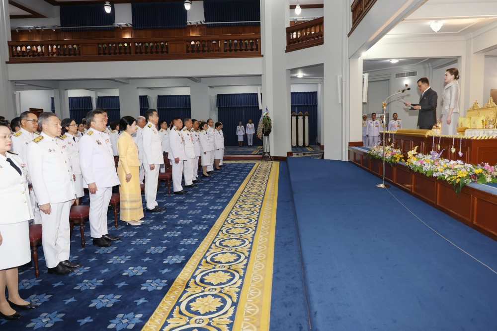 Thai King grants a Royal Audience to Thai Ambassadors and Consuls-General  