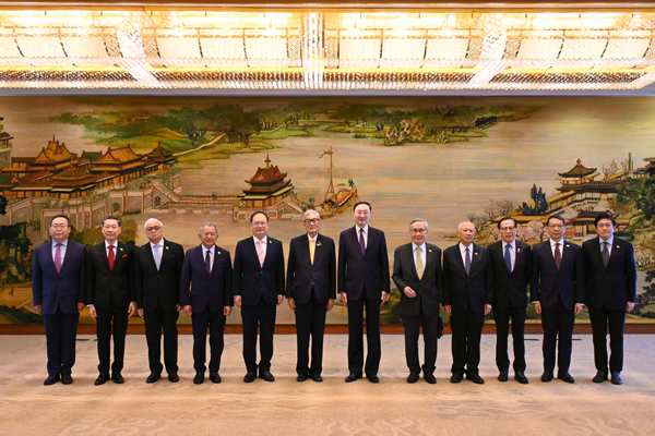 Chinese Vice Foreign Minister Meets with Delegation of Former Thai Ambassadors to China