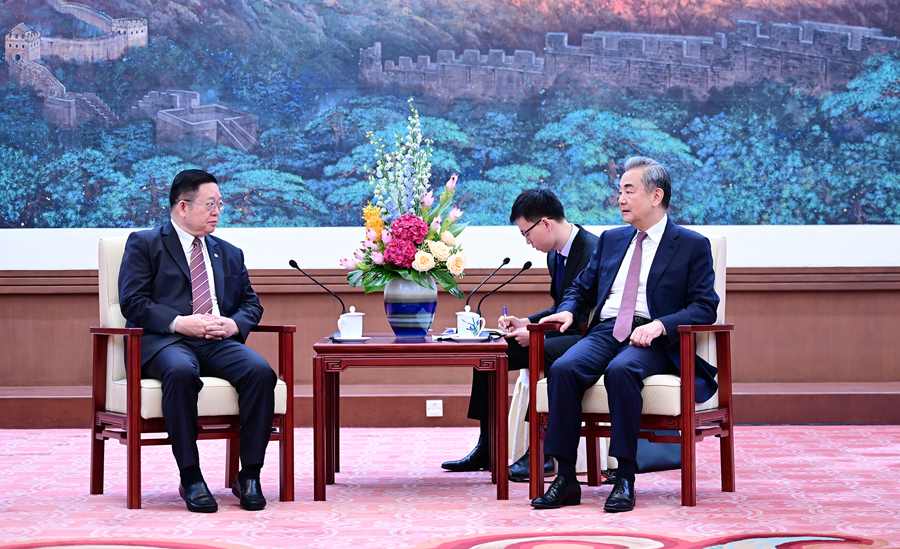 Chinese Foreign Minister Meets with Secretary-General of ASEAN 