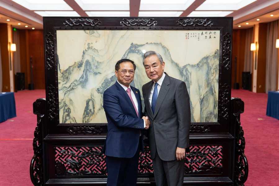 Chinese Foreign Minister Meets with Vietnamese Deputy Prime Minister and Foreign Minister 