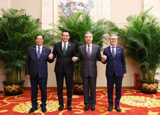 Foreign Ministers of China, Laos, Myanmar, and Thailand Hold Informal Discussion