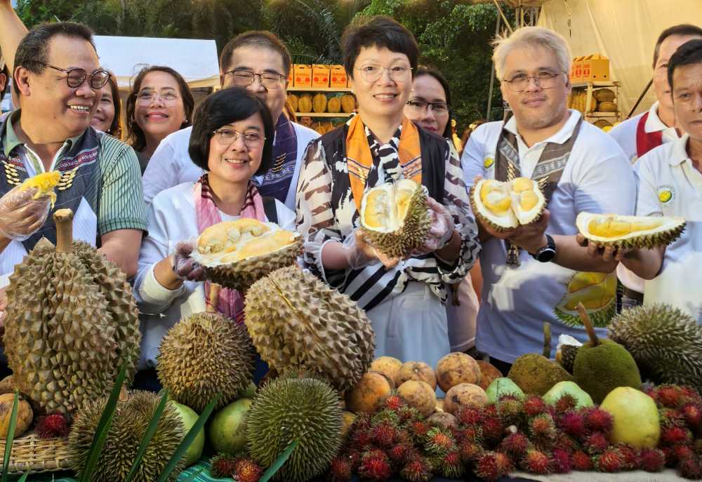 Chinese Consul General in Davao,PH Attends Opening Ceremony of 11th Durian Festival