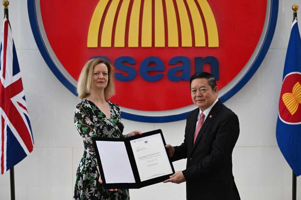 Ambassador of the United Kingdom to ASEAN presents Letter of Credence to the Secretary-General of ASEAN