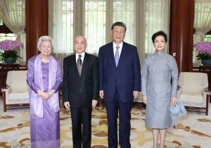 Chinese President Xi Jinping and His Wife Meet with Cambodian King and Queen Mother 