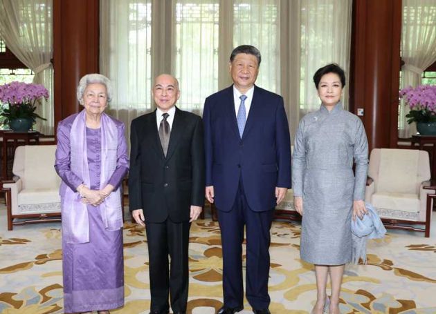 Chinese President Xi Jinping and His Wife Meet with Cambodian King and Queen Mother 
