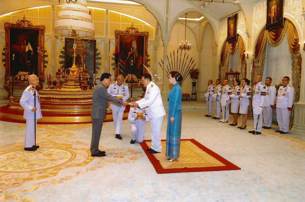Newly-appointed Chinese Ambassador to Thailand Zhang Jianwei presents his credentials to Thai King 