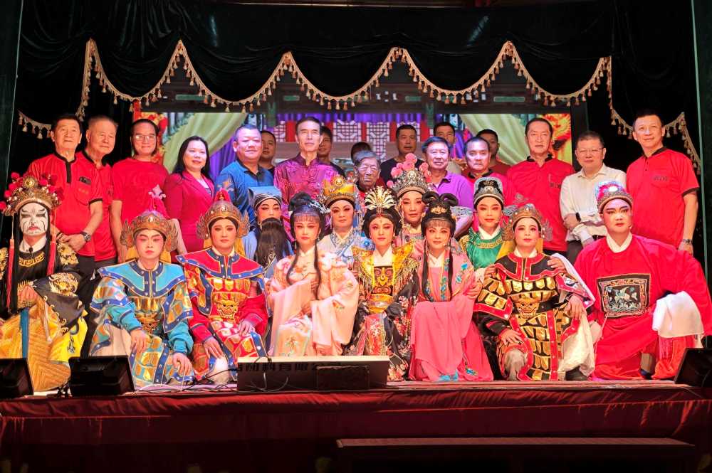 Chinese Ambassador to Brunei Attends Mid-Autumn Festival Lantern Event of Teng Yun Temple