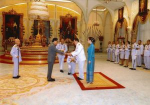 Newly-appointed Chinese Ambassador to Thailand Zhang Jianwei presents his credentials to Thai King 