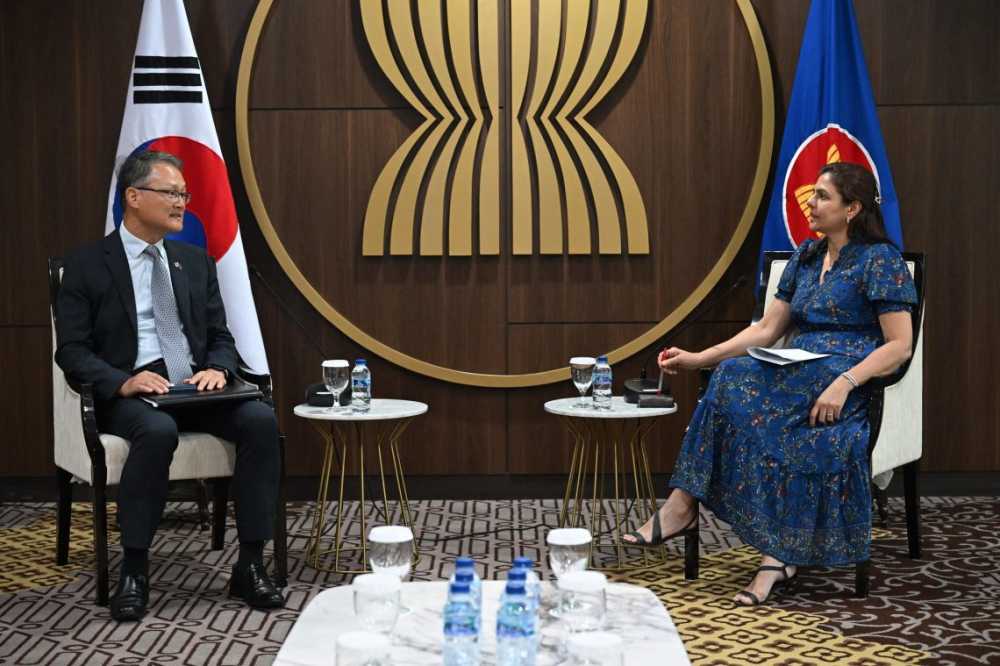 Deputy Secretary-General of ASEAN meets with Ambassador of the Republic ...