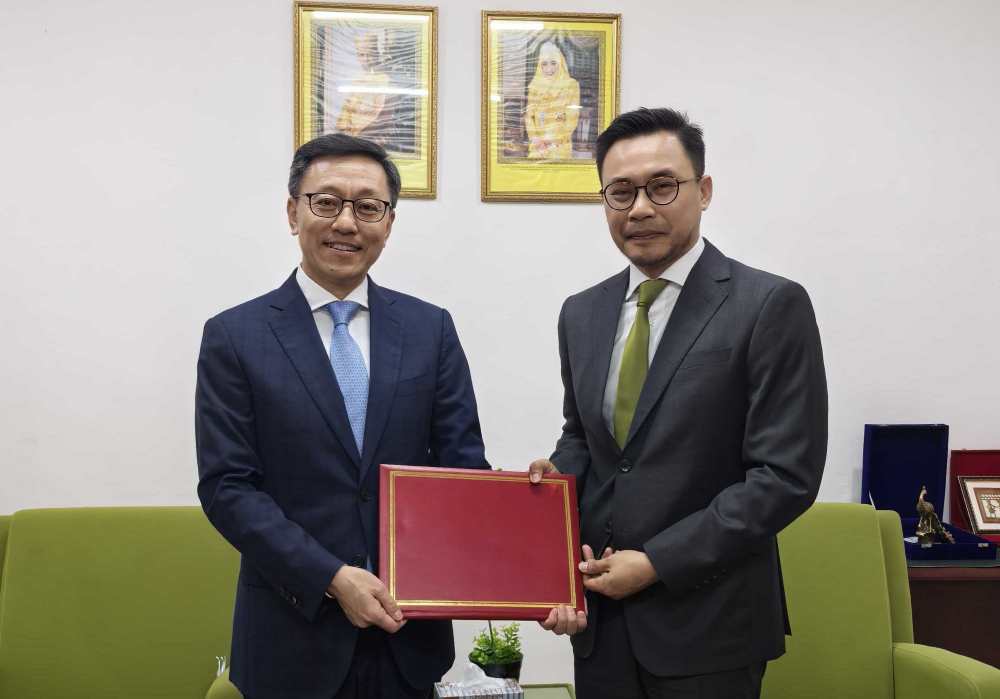 Chinese Ambassador-Designate to Brunei Presents the Copy of Letter of Credence