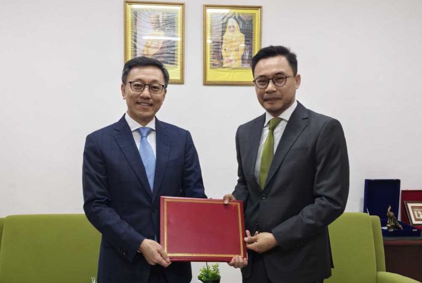 Chinese Ambassador-Designate to Brunei Presents the Copy of Letter of Credence