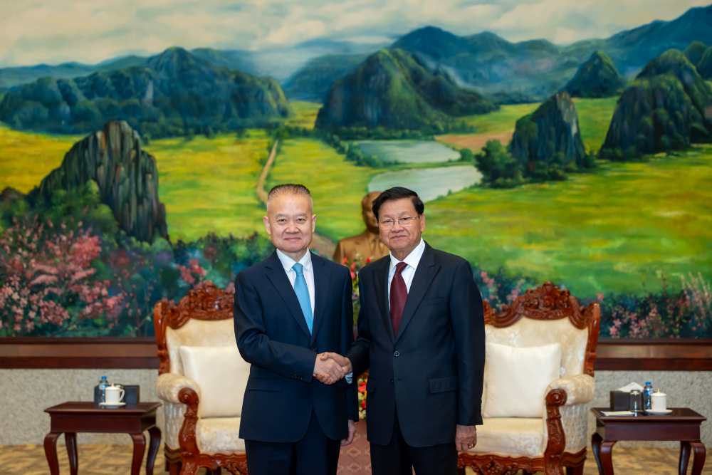 General Secretary of Lao People's Revolutionary Party meets with Special Envoy of General Secretary of CPC