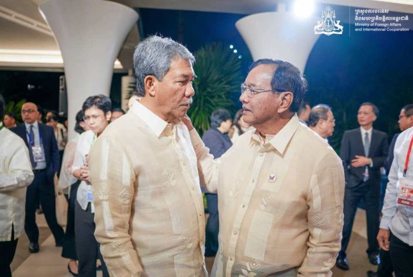 Foreign Ministers of Cambodia and Malaysia hold a Pull-aside Meeting