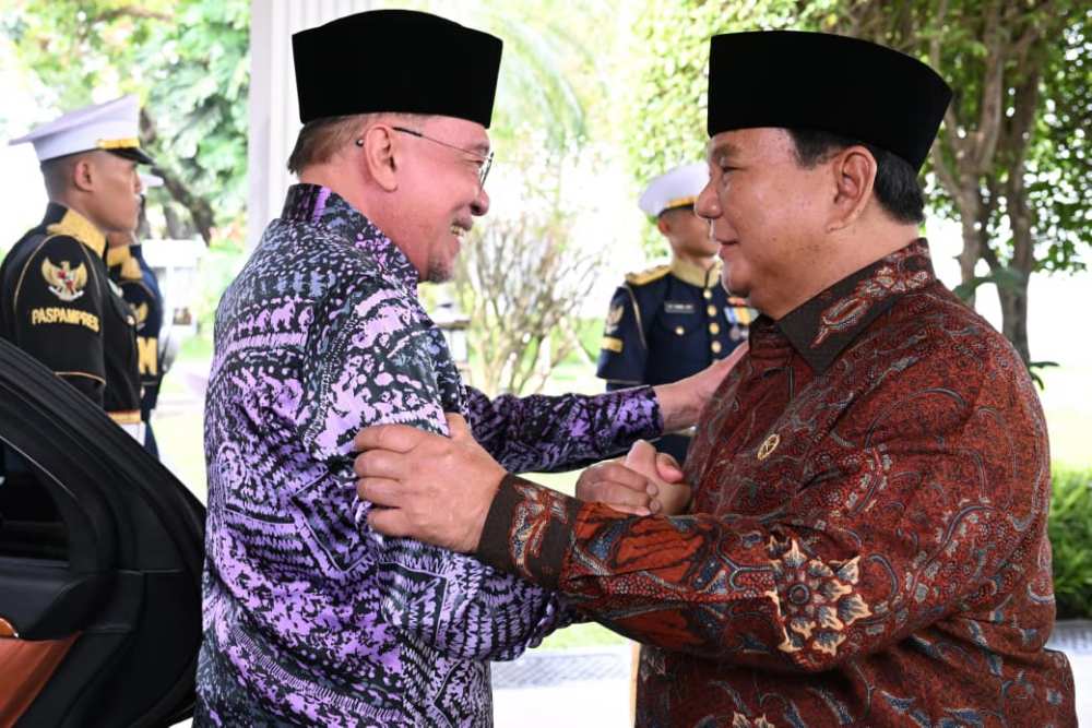 Indonesian President Prabowo Meets with Malaysian PM at Merdeka Palace   