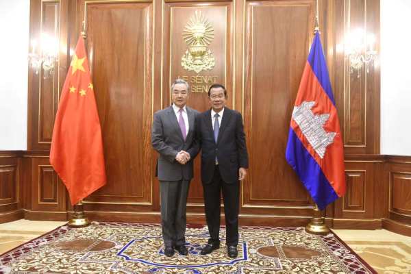 Cambodian Acting Head of State Hun Sen Meets with Chinese Foreign Minister Wang Yi