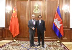 Cambodian Acting Head of State Hun Sen Meets with Chinese Foreign Minister Wang Yi