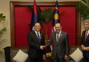 Lao, Malaysian Prime Ministers Hold Bilateral Talks in Cebu