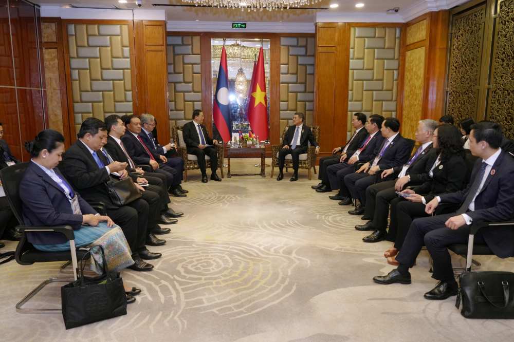 Lao, Vietnamese Prime Ministers Discuss Expanding Bilateral Cooperation