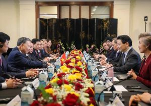 Top Vietnamese leader pays a state visit to Singapore