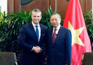Top Vietnamese leader To Lam meets U.S. Secretary of War Pete Hegseth in Singapore