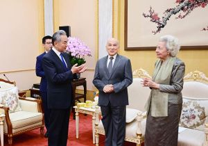Chinese Foreign Minister Visits Cambodian King Sihamoni and Queen Mother Monineath  