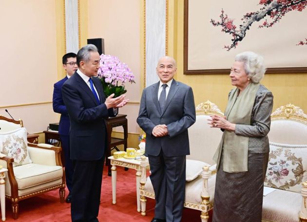 Chinese Foreign Minister Visits Cambodian King Sihamoni and Queen Mother Monineath  